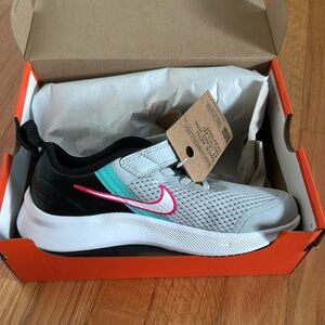 Brand new Nike Star Runner 3 SE Kids size 2Y - new with tags!